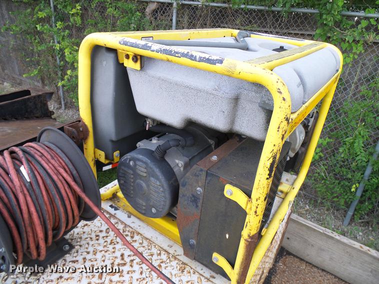 image for item DD8304 2006 Ford F750 service truck