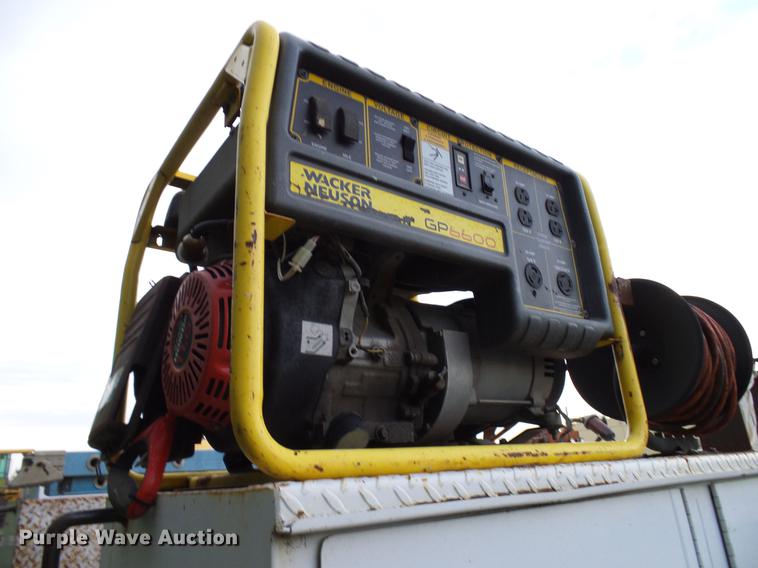 image for item DD8304 2006 Ford F750 service truck