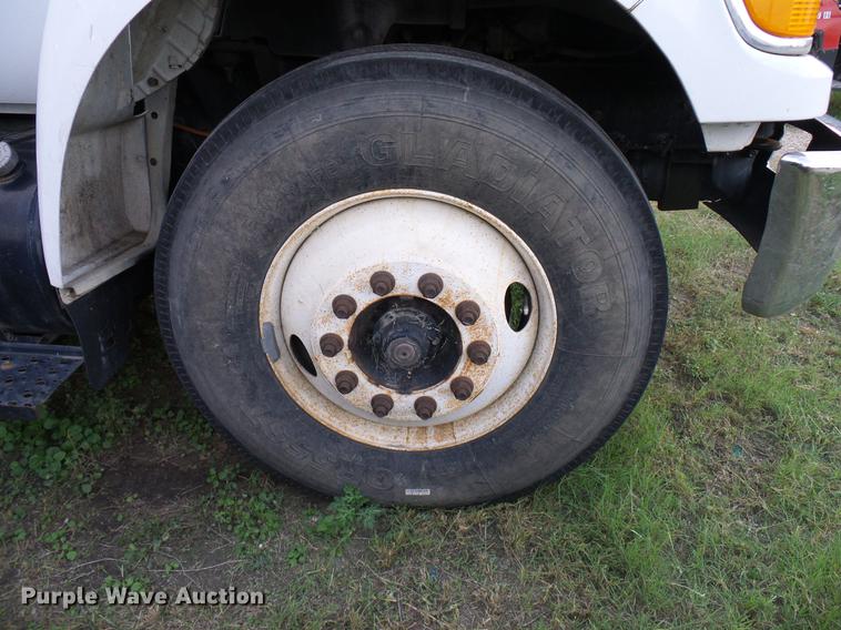 image for item DD8304 2006 Ford F750 service truck