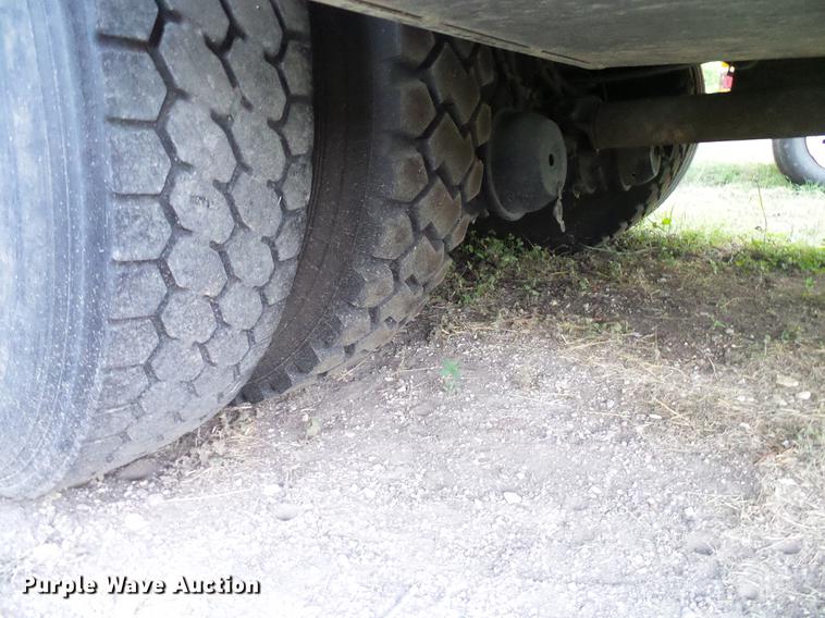 image for item DD8304 2006 Ford F750 service truck