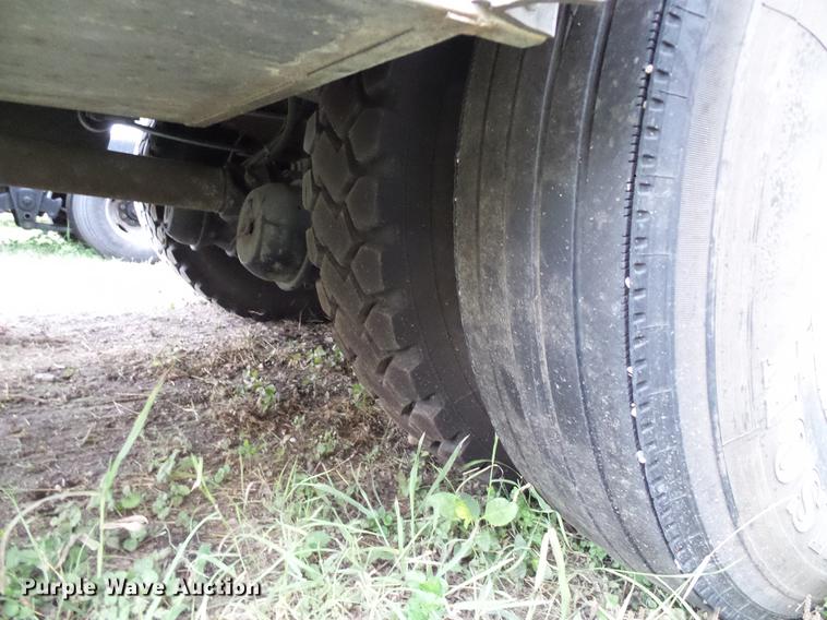 image for item DD8304 2006 Ford F750 service truck