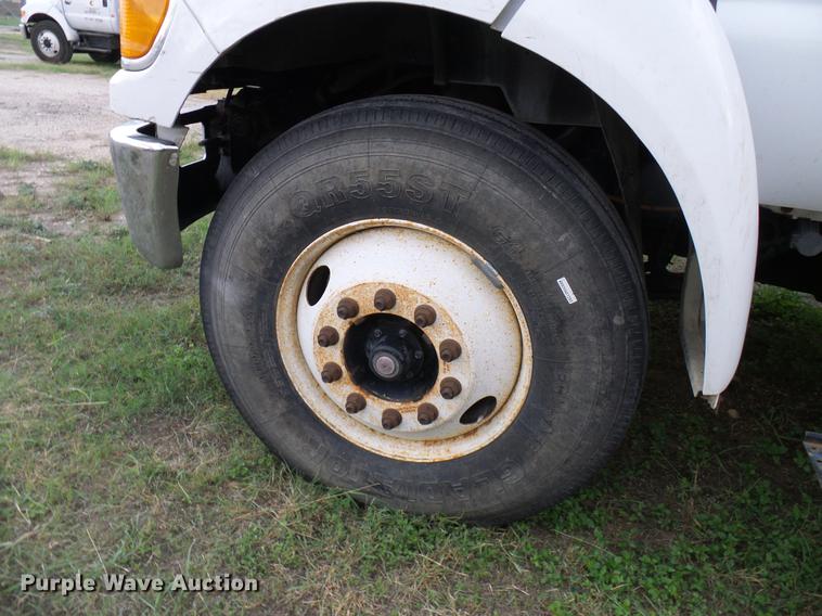 image for item DD8304 2006 Ford F750 service truck