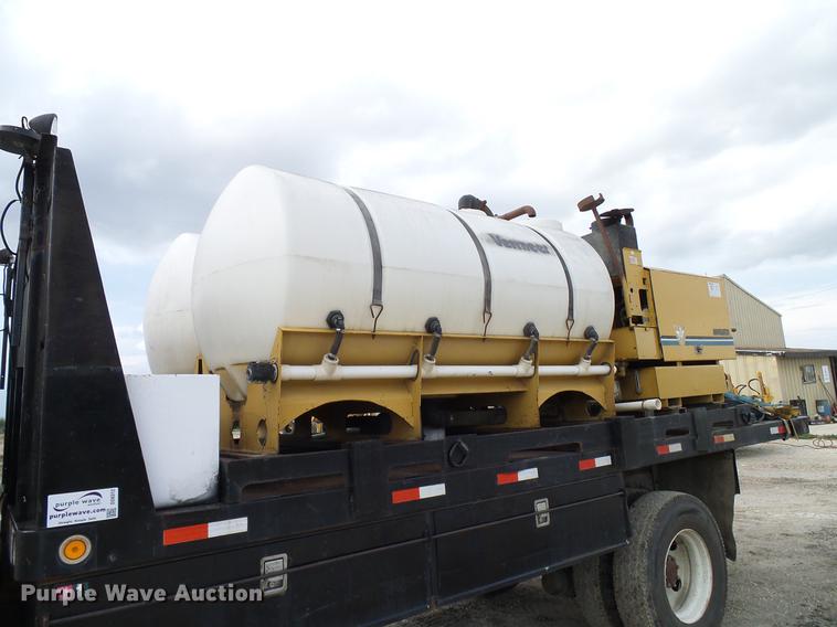 image for item DD8312 1998 Ford F800 flatbed truck with Vermeer MTE37 mud mix system