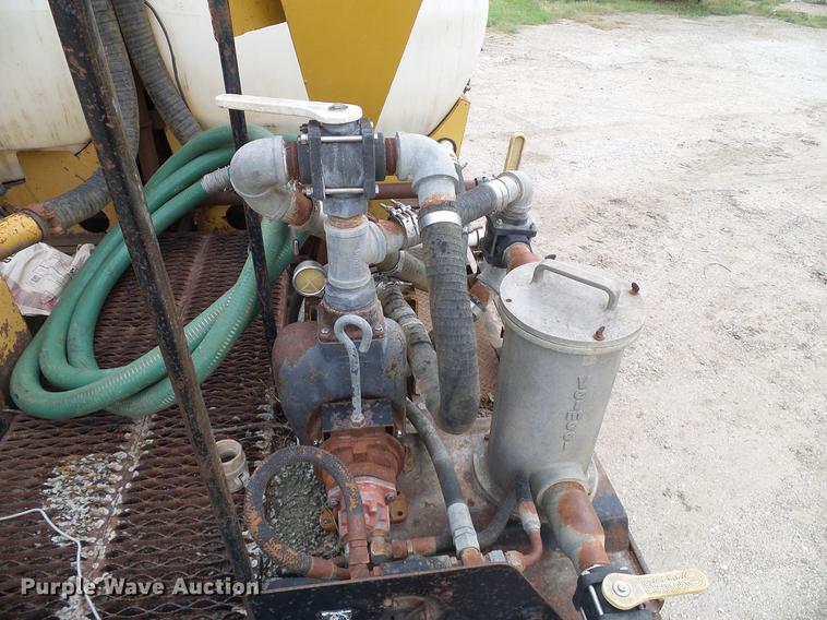 image for item DD8312 1998 Ford F800 flatbed truck with Vermeer MTE37 mud mix system