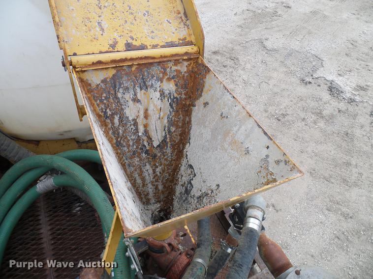 image for item DD8312 1998 Ford F800 flatbed truck with Vermeer MTE37 mud mix system