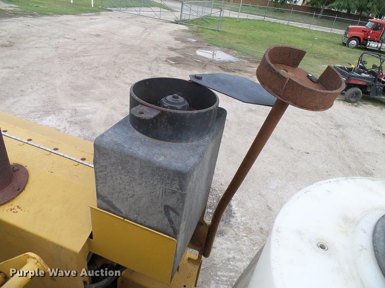 image for item DD8312 1998 Ford F800 flatbed truck with Vermeer MTE37 mud mix system