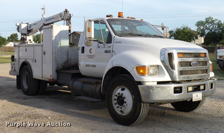 image for item DD8313 2008 Ford F750 Super Duty service truck with crane