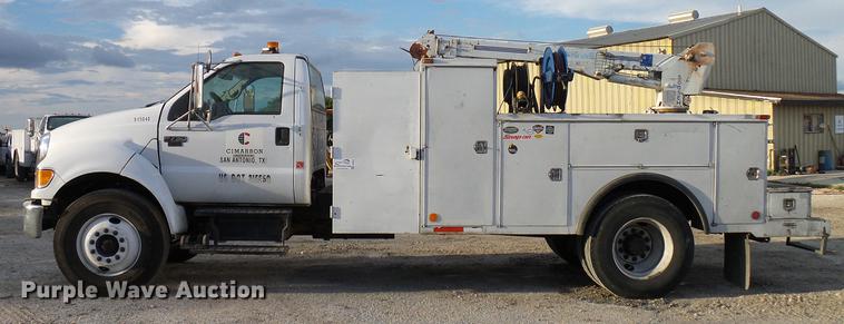 image for item DD8313 2008 Ford F750 Super Duty service truck with crane