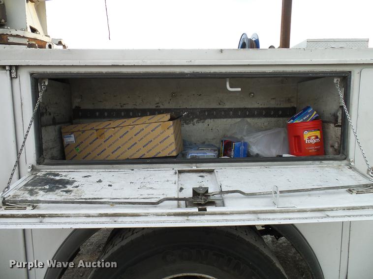 image for item DD8313 2008 Ford F750 Super Duty service truck with crane