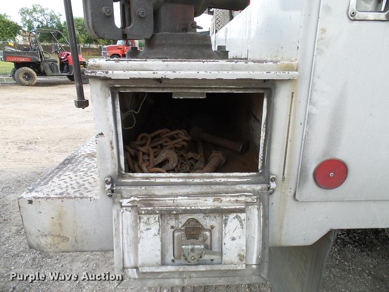 image for item DD8313 2008 Ford F750 Super Duty service truck with crane