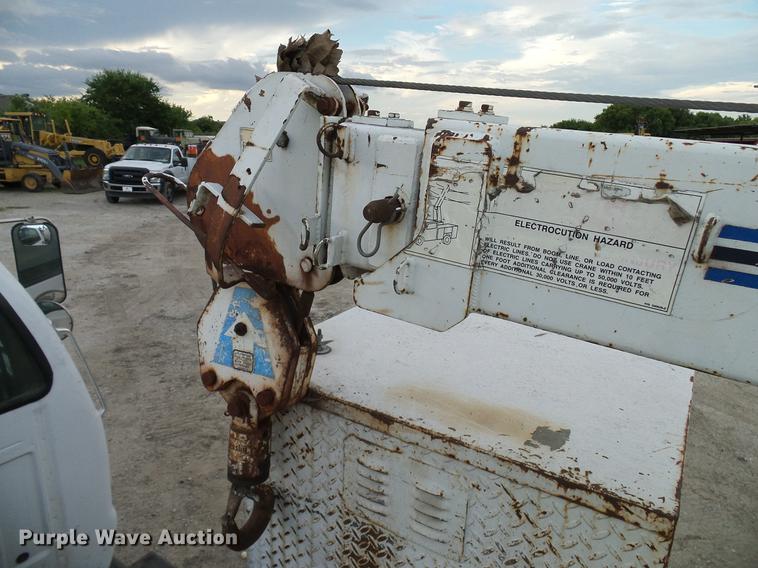 image for item DD8313 2008 Ford F750 Super Duty service truck with crane