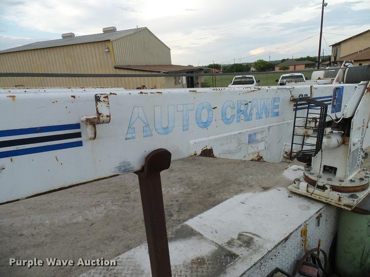 image for item DD8313 2008 Ford F750 Super Duty service truck with crane