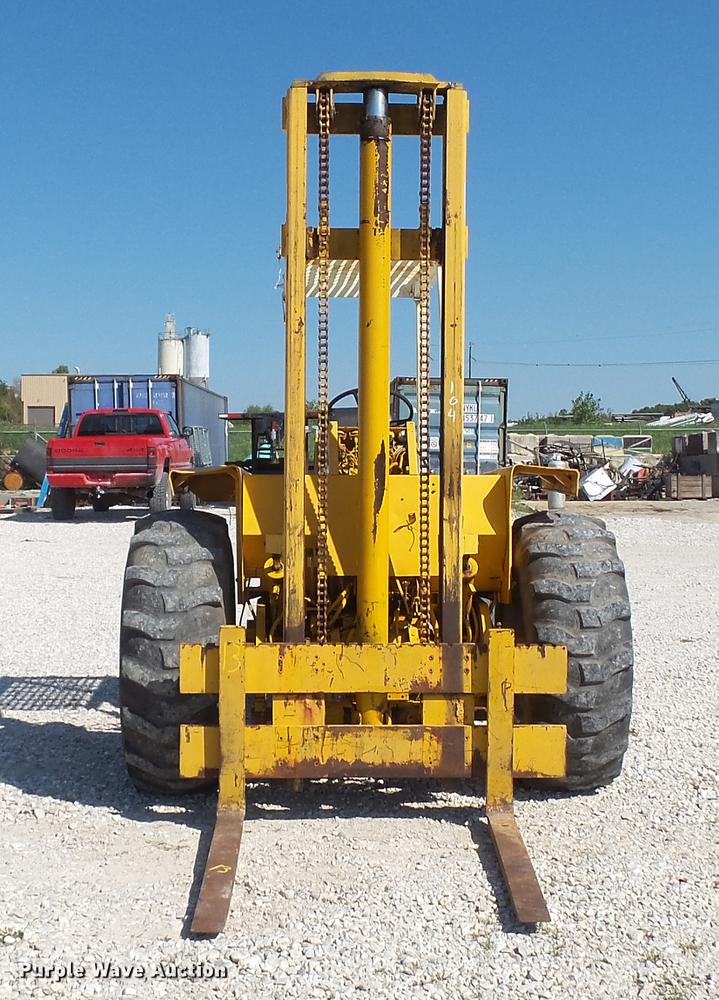 International 4500B forklift in Troy, MO Item DE4834 sold Purple Wave