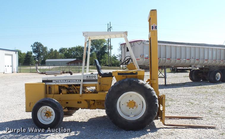 image for item DE4834 International 4500B forklift