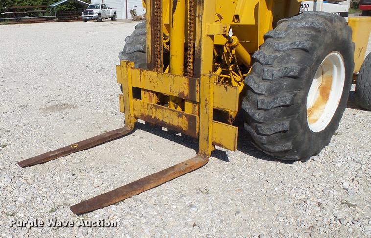 image for item DE4834 International 4500B forklift