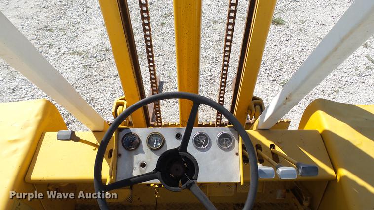 image for item DE4834 International 4500B forklift