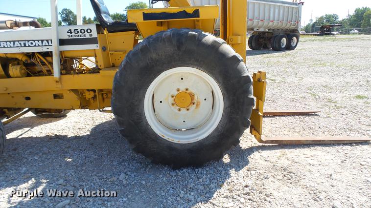 image for item DE4834 International 4500B forklift