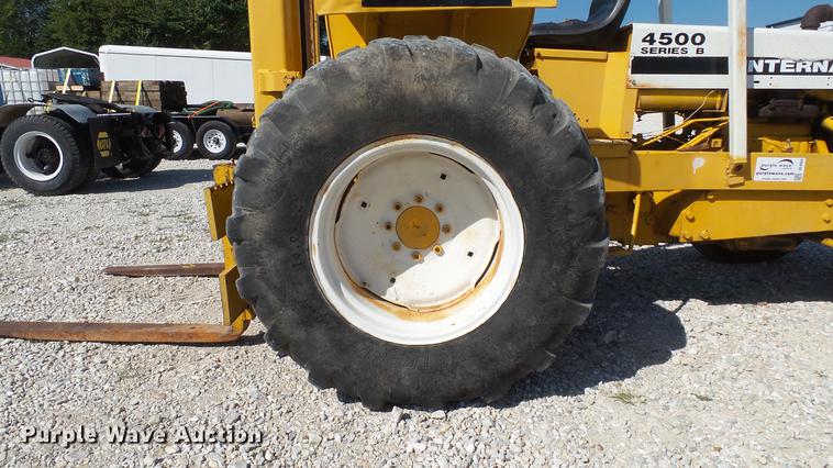 image for item DE4834 International 4500B forklift