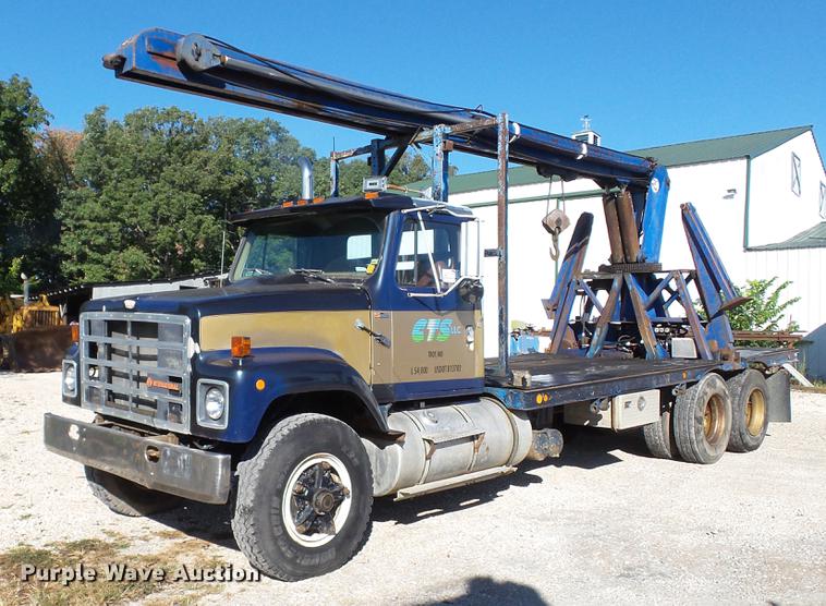 image for item DE4882 1978 International S2500 crane truck