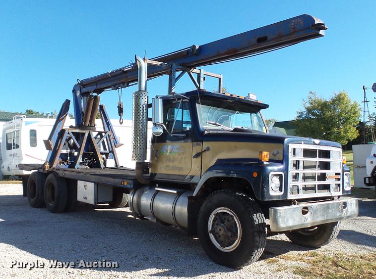 image for item DE4882 1978 International S2500 crane truck