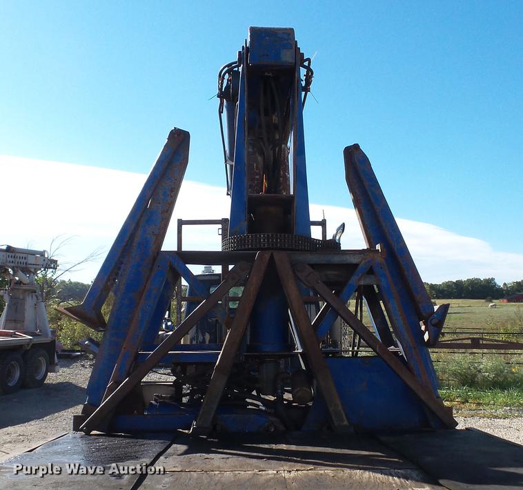 image for item DE4882 1978 International S2500 crane truck