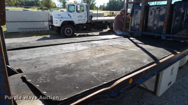 image for item DE4882 1978 International S2500 crane truck