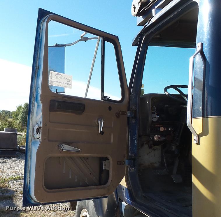 image for item DE4882 1978 International S2500 crane truck