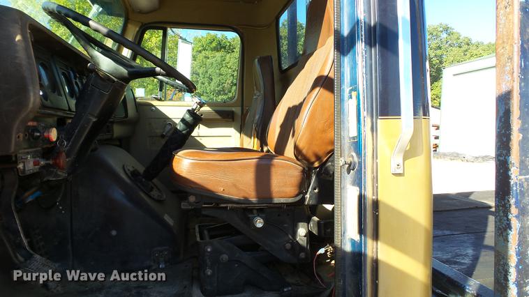 image for item DE4882 1978 International S2500 crane truck