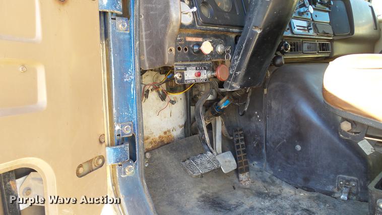 image for item DE4882 1978 International S2500 crane truck