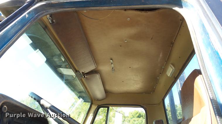 image for item DE4882 1978 International S2500 crane truck