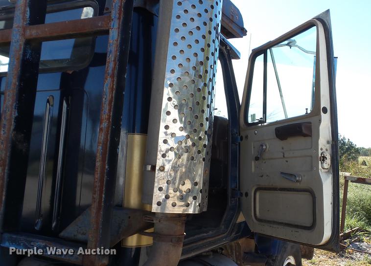 image for item DE4882 1978 International S2500 crane truck