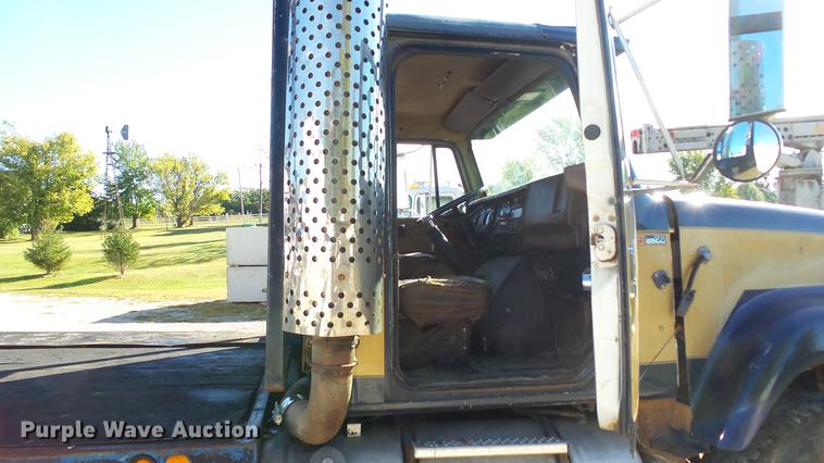 image for item DE4882 1978 International S2500 crane truck