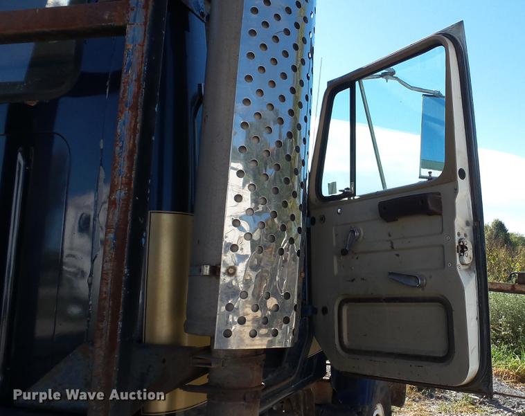 image for item DE4882 1978 International S2500 crane truck