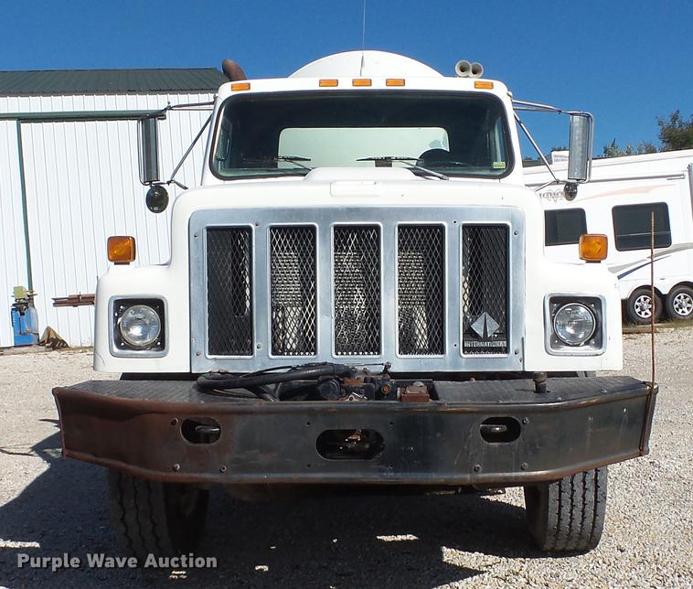 image for item DE4884 1994 International 2574 ready mix truck