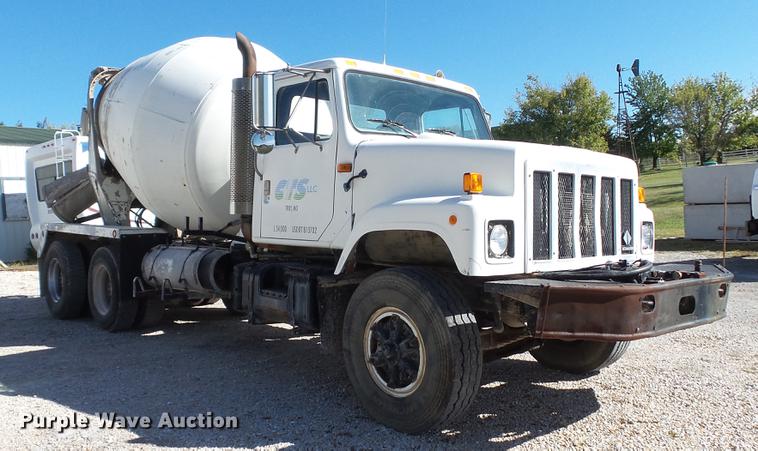 image for item DE4884 1994 International 2574 ready mix truck