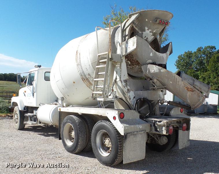 image for item DE4884 1994 International 2574 ready mix truck