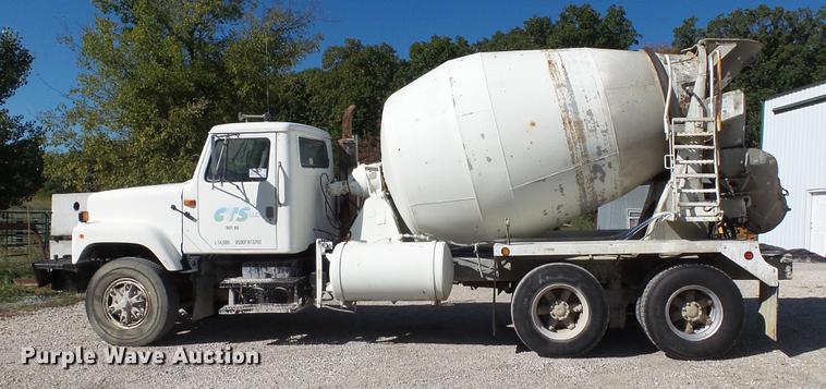 image for item DE4884 1994 International 2574 ready mix truck
