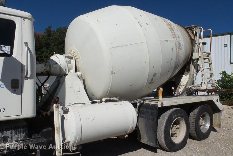 image for item DE4884 1994 International 2574 ready mix truck
