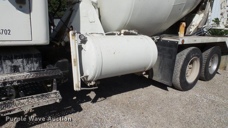 image for item DE4884 1994 International 2574 ready mix truck