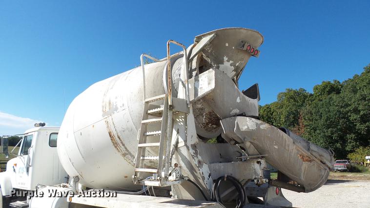 image for item DE4884 1994 International 2574 ready mix truck