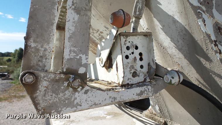 image for item DE4884 1994 International 2574 ready mix truck