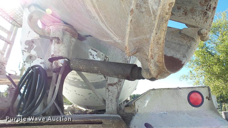 image for item DE4884 1994 International 2574 ready mix truck