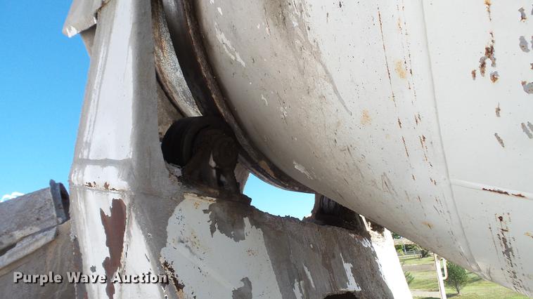 image for item DE4884 1994 International 2574 ready mix truck