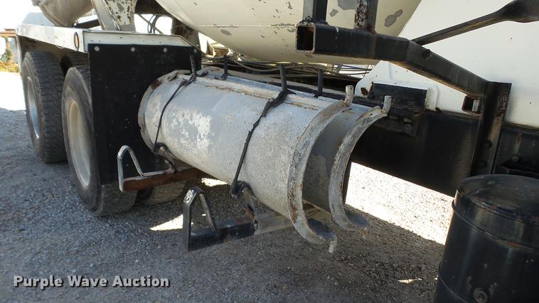 image for item DE4884 1994 International 2574 ready mix truck