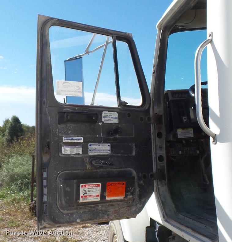 image for item DE4884 1994 International 2574 ready mix truck