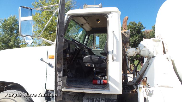 image for item DE4884 1994 International 2574 ready mix truck