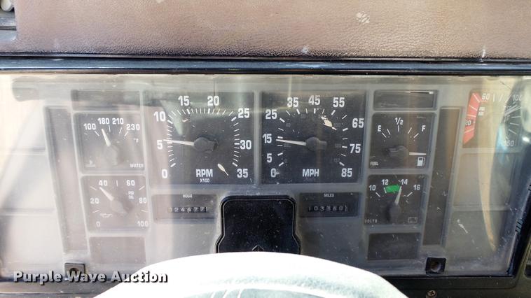 image for item DE4884 1994 International 2574 ready mix truck