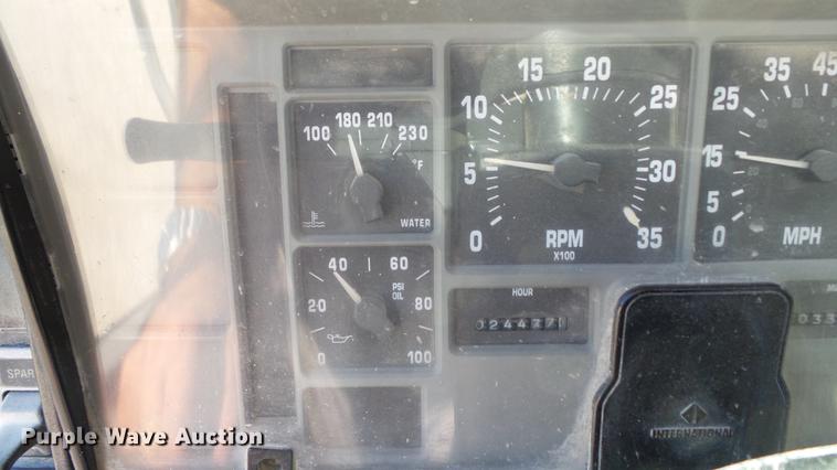 image for item DE4884 1994 International 2574 ready mix truck
