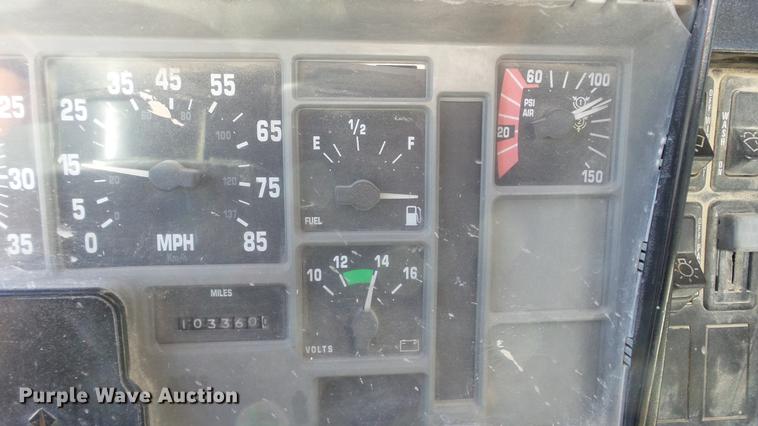 image for item DE4884 1994 International 2574 ready mix truck