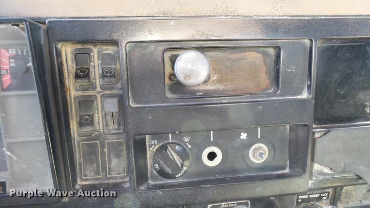 image for item DE4884 1994 International 2574 ready mix truck